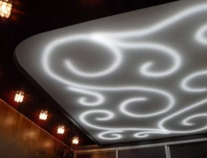 Натяжной потолок с подсветкой гостиная