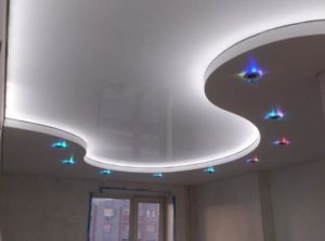 Натяжной потолок с подсветкой спальня