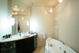 фото натяжных потолков в ванной и туалете